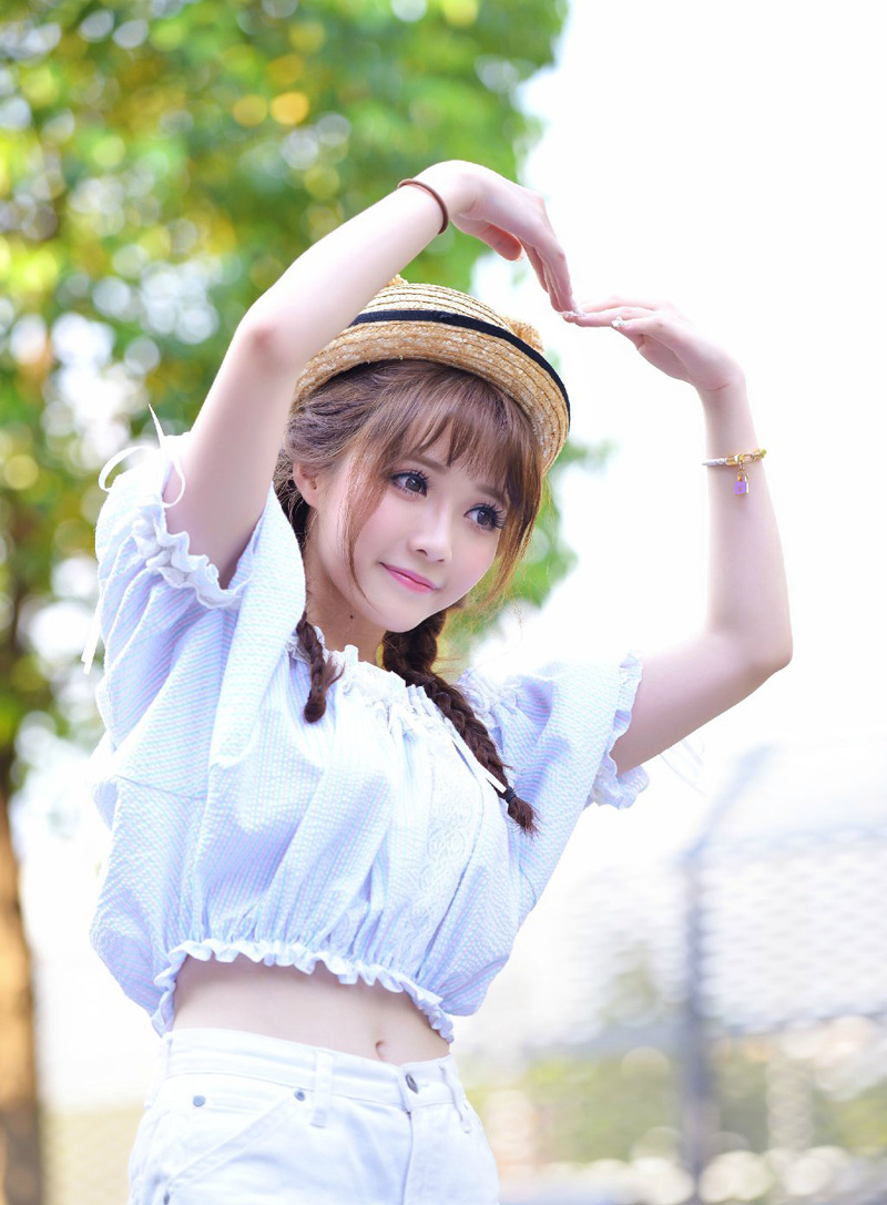 “如果夫君不小气的话，姐姐就真该担忧你的将来了。”大乔苦笑道，如果吕布真的一点反应都没有，那就证明，小乔在吕布眼里，依旧是个玩物，现在整个乔家都迁来了长安，仰吕布鼻息生存，如果他们姐妹失宠了，那对乔家来说，就是一个巨大的打击，就算吕布不去对付乔家，也不会再关照，那些嗅觉敏锐的政客们绝对不会放过这个打击乔家的机会。